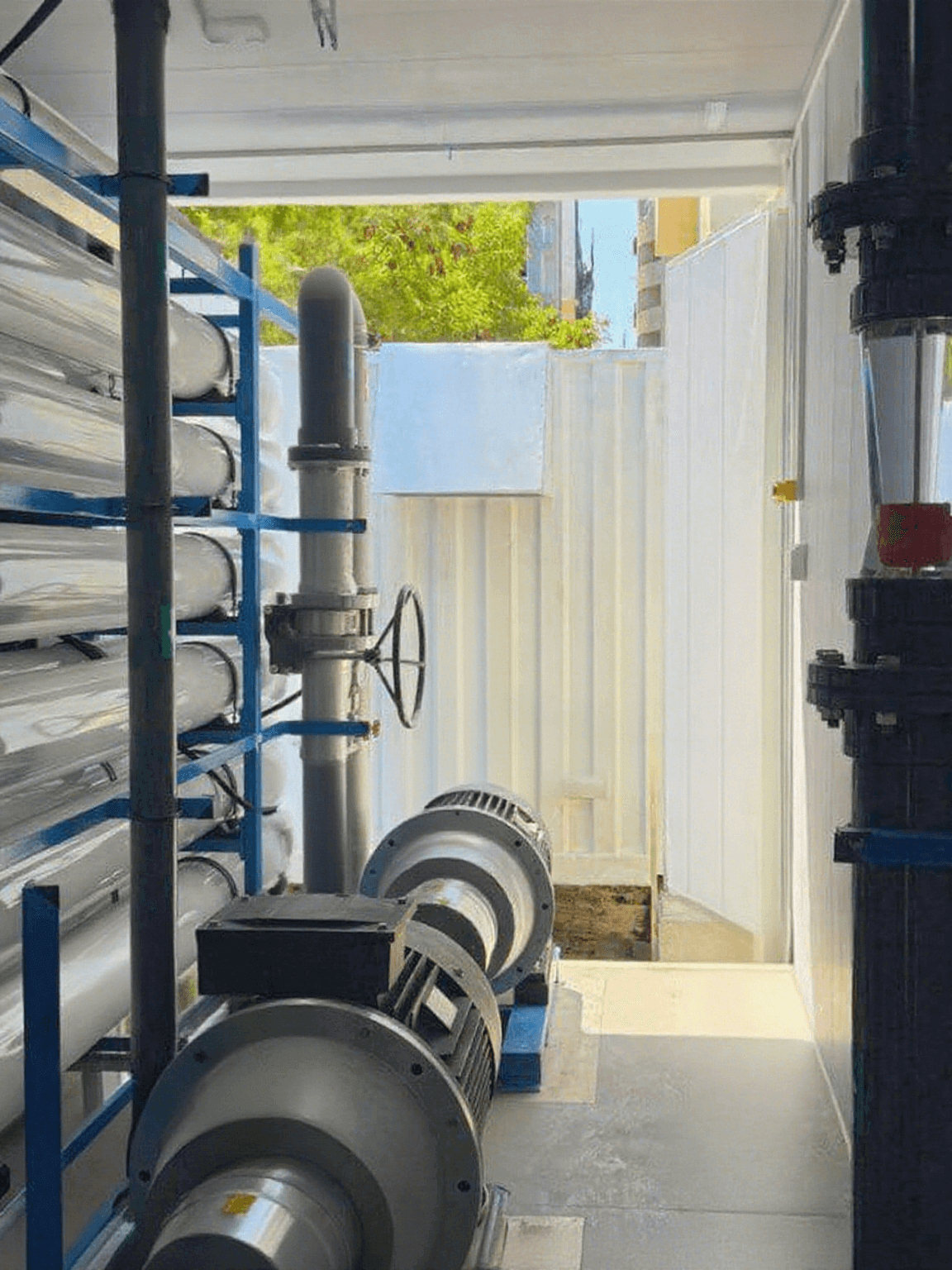Membrane pressure vessels, piping and pump assemblies inside a containerized SWRO system